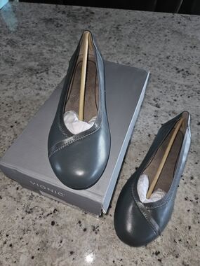 BRAND NEW, NEVER WORN Vionic Women's Leather Ballet Flats in Teal